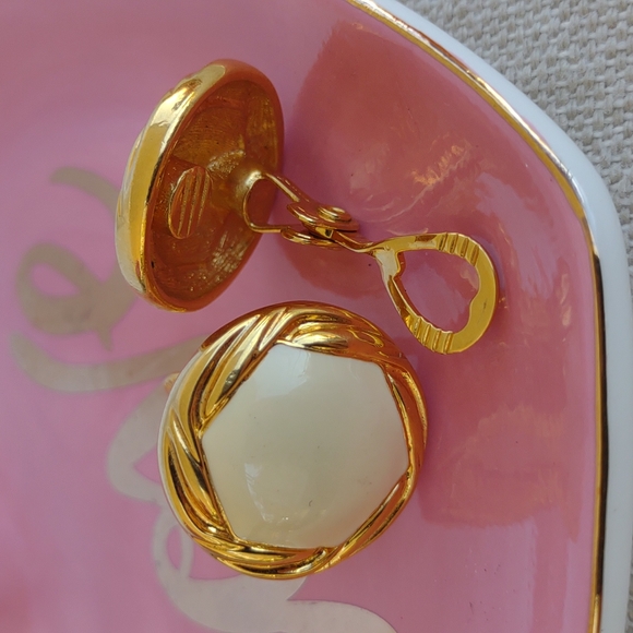 Vintage Clip Earrings - Picture 3 of 12